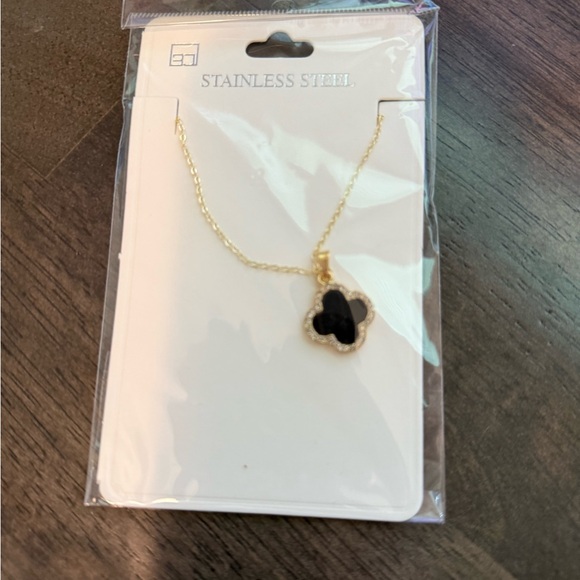 Elegant Gold and Black Clover Pendant Necklace - Picture 1 of 1